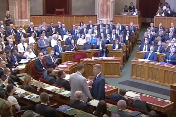 Rendkívüli ami történt: Magyar Péter és Gulyás úgy összeszólalkozott, hogy mindenki csak nézett