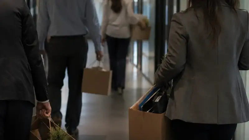 Valósággá vált a rémálom: 8000 dolgozónak küldték ki a leépítésről szóló levelet