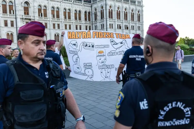 Botrányos jelenetek a mai tüntetésen, váratlan vendég okozott felfordulást
