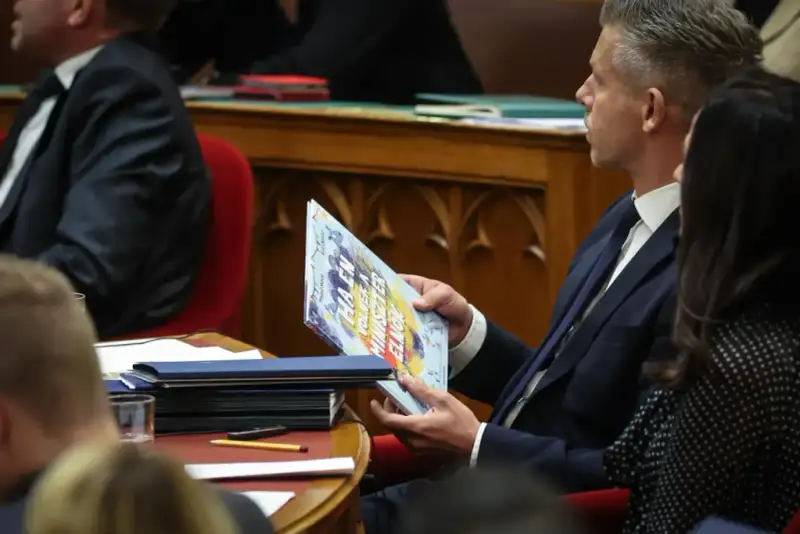 Botrány a Parlamentben: Magyar Péter váratlan dolgot tett, az ellenzék kiborult