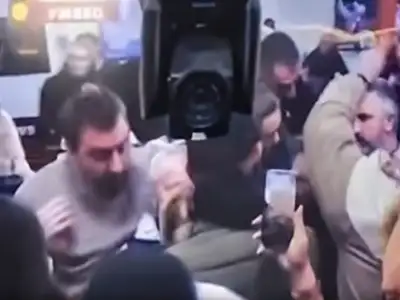 Másféle elszámoltatás kezdődött Szerbiában: A feldühödött tömeg elől kellett menekülnie a propagandistáknak