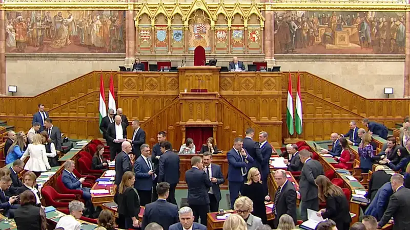 Dráma a parlamentben: Felfüggesztettek egy Tiszást