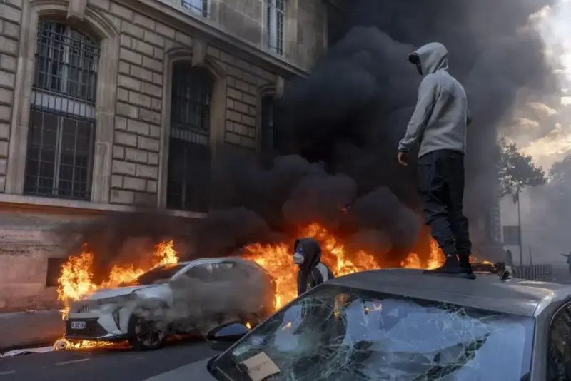 Ezerötszáz üzletet fosztottak ki a francia zavargók