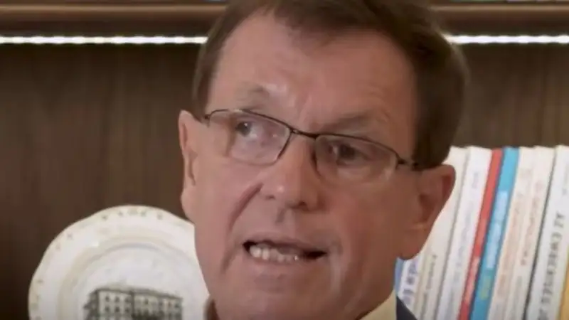 Dőlnek a dominók: házkutatást tartottak, iratokat foglaltak le a nyomozók a Matolcsy ügyben