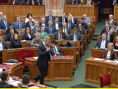Botrány az országgyűlésben: nem hajlandók egy teremben ülni a vendégekkel