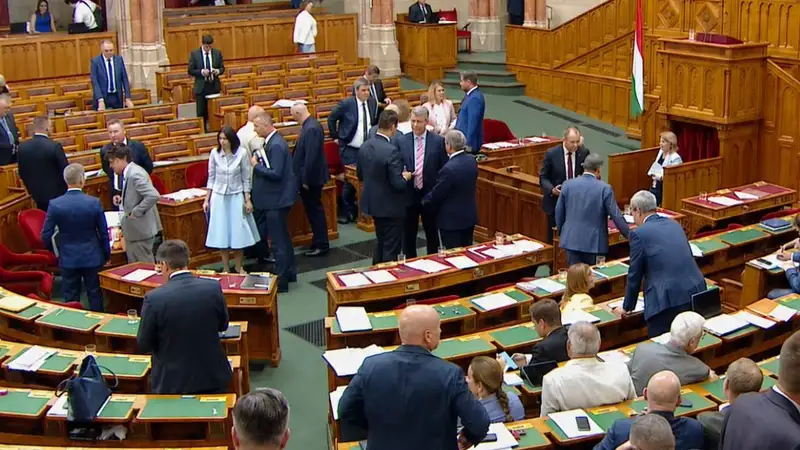 Botrány a Parlamentben, a váratlan jelenet miatt azonnal le kellett állítani a megaszólalást
