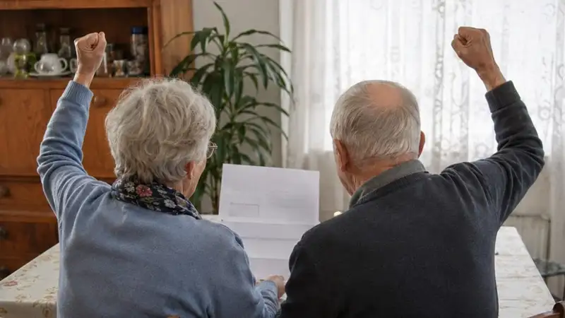 Sávos nyugdíjemelés 2027: itt vannak a hivatalos számok, januártól lép életbe