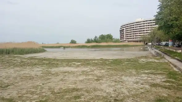 Apokaliptikus képek érkeztek a Balatonról, az Aranypart kiszáradt
