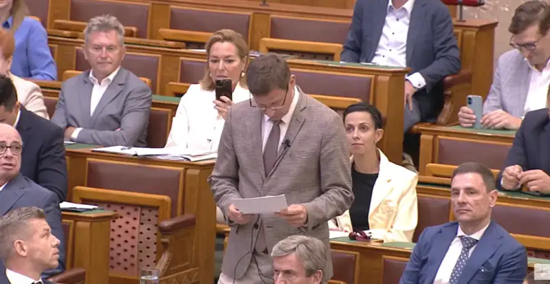 Magyar Péter ismét alkotott a Parlamentben: Beült Gulyás elé, széttrollkodta a Fidesz érveit