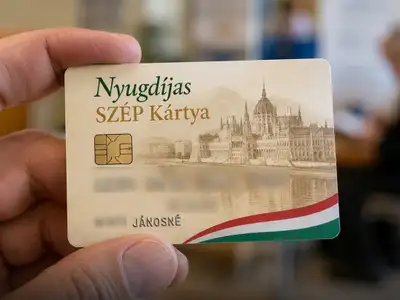 Ekkora összeg jöhet a nyugdíjas SZÉP-kártyára: közel 2 millió magyart érinthet a Tisza terve