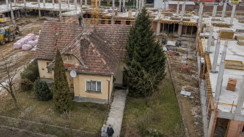 Arra tért haza a nyaralásból a nyugdíjas házaspár, hogy elkezdték körbeépíteni az otthonukat