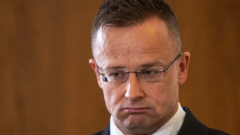 Szijjártó körül szorul a hurok: Beidézték