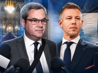 Magyar Péter papírokat fényképezett Takács Péter asztalánál, majd magával vitte őket