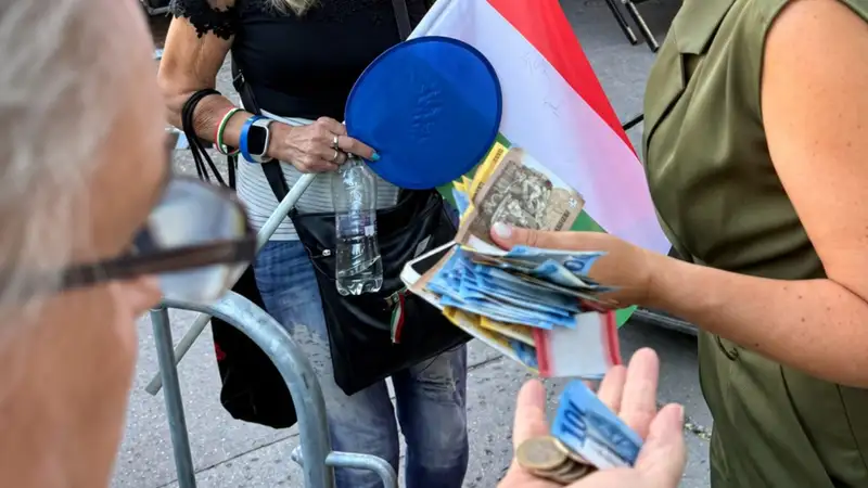 Meglepő jelenet a Fidesz-közeli tüntetésen: adománygyűjtő ládába kérték a résztvevők pénzét