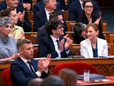 Furcsa dolgott vettek észre ma a Tisza képviselőkön a Parlamentben, kiderült mi az oka
