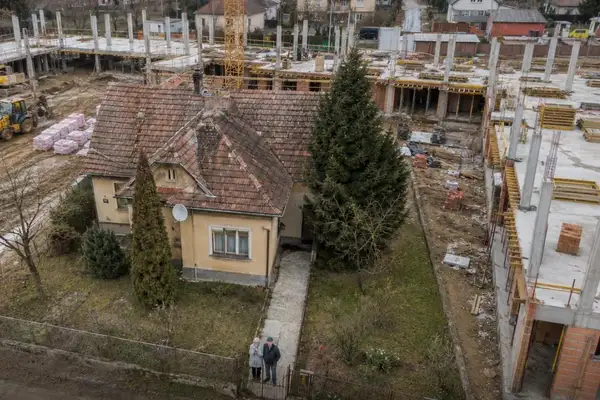 Arra tért haza a nyaralásból a nyugdíjas házaspár, hogy elkezdték körbeépíteni az otthonukat