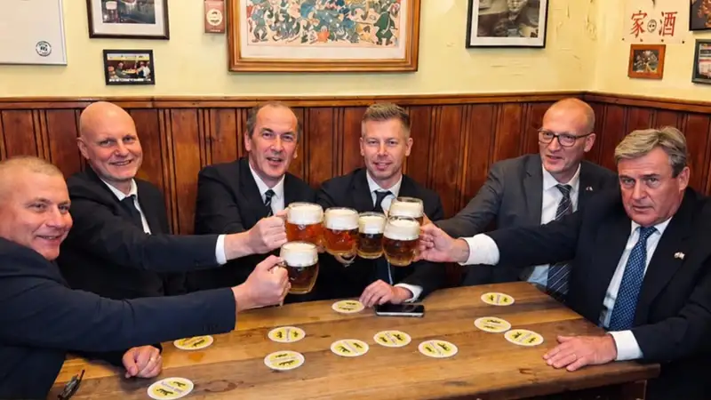 Magyar Péter a minisztereivel beült sörözni, aztán váratlan dolog történt