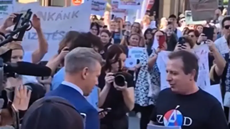 Tüntetés volt a Miniszterelnökségnél, egyszer csak megjelent Magyar Péter, és a tömeg közé ment