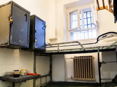 Kiderült: Ilyen cellában tartják fogva Hankó Balázst