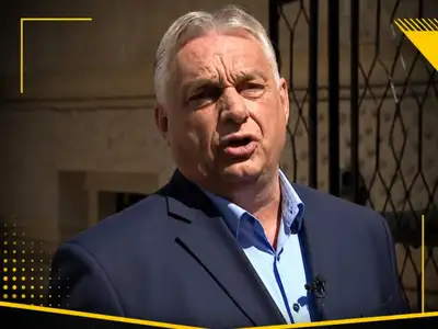 Orbánról került elő érdekes kép, két emberrel pózol, aztán mind a két férfi eltűnt a Parlamentből