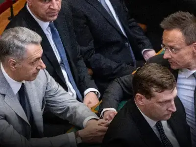 Megvonnák Lázár János, Kocsis Máté és Szijjártó Péter fizetését, mert nem járnak be az Országgyűlésbe