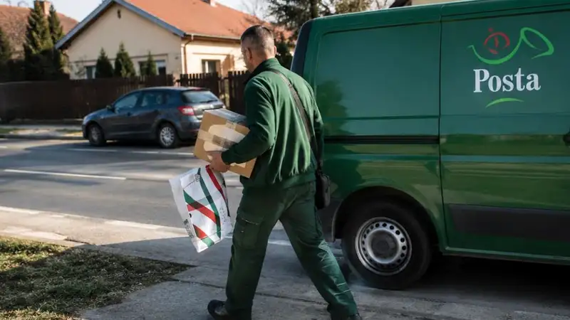 Csomagot visz a Magyar Posta a nyugdíjasoknak, mutatjuk, mit kell tenni, ha megérkezik