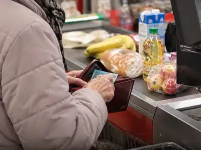 Több ezer forintot is spórolhatnak a nyugdíjasok: ezekben a boltokban mostantól külön kedvezmény jár