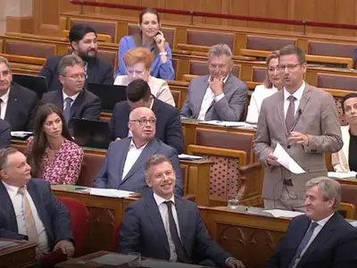 Magyar Péter ismét alkotott a Parlamentben: Beült Gulyás elé, széttrollkodta a Fidesz érveit