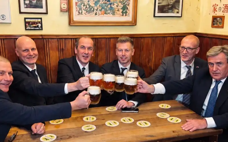 Magyar Péter a minisztereivel beült sörözni, aztán váratlan dolog történt