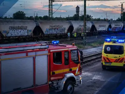 Most érkezett: Két fiatal felmászott a vonatok tetejére Budapesten, a fiú meghalt, a lányt súlyos sérülésekkel vitték kórházba