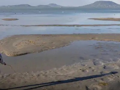 Apokaliptikus képek érkeztek a Balatonról, az Aranypart kiszáradt