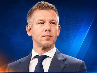 Az országban minden szem egy váratlanul feltűnt nőre szegeződik: Néhány nap alatt a parlamenti közvetítések egyik legfeltűnőbb szereplőjévé vált
