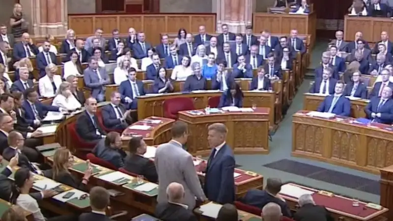 Rendkívüli ami történt: Magyar Péter és Gulyás úgy összeszólalkozott, hogy mindenki csak nézett