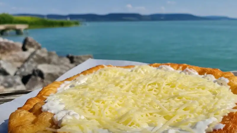 A hétvégén lent voltam a Balatonon, nem hiszed el mennyibe kerül most egy lángos