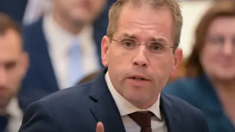 Ruff Bálint bekeményít: Sorra menti fel a régi hatalom embereit