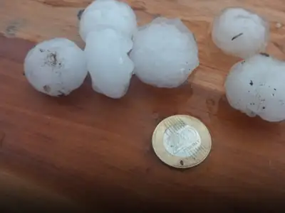 Piros riasztást adhatnak ki Magyarországon: dió nagyságú jéggel jön a vihar, itt jár most: