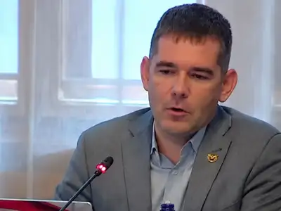 Botrány a parlamenti vizsgálóbizottságban: Novák Előd olyat tett, hogy mindenki csak nézett