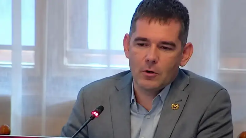 Botrány a parlamenti vizsgálóbizottságban: Novák Előd olyat tett, hogy mindenki csak nézett