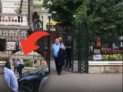 Mire készül? Az orosz nagykövetség mellett fotózták le Orbán Viktort