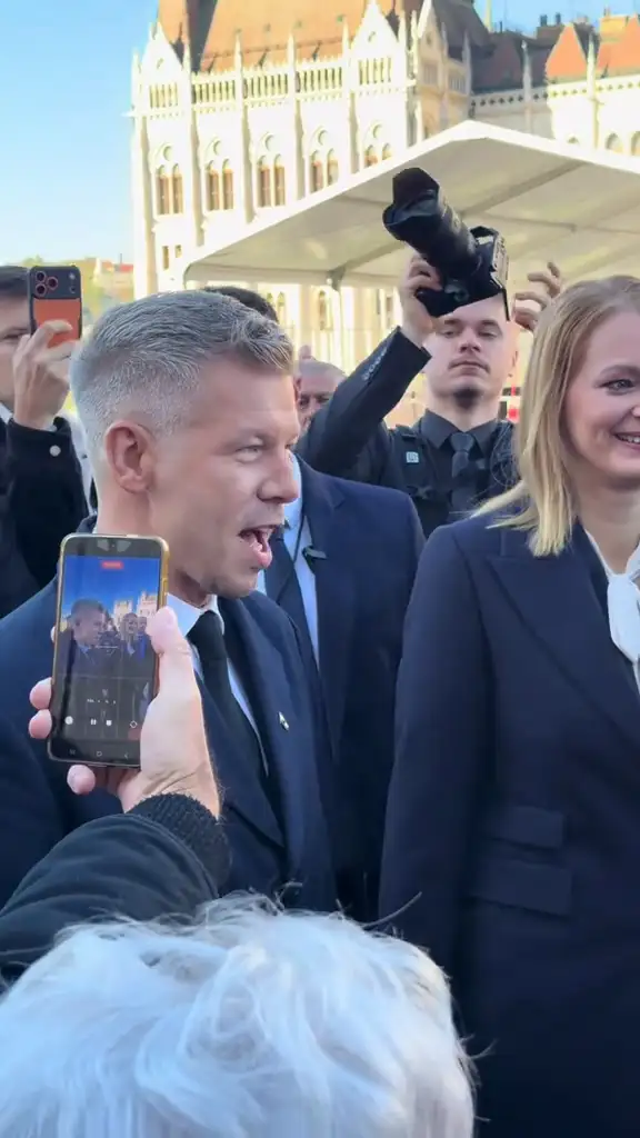 Váratlan dolog történt Magyar Péterrel a Kossuth Téren