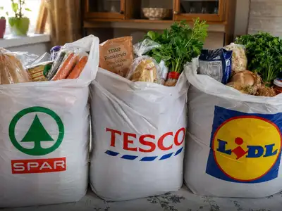 Féláron adják az élelmiszercsomagokat: így lehet olcsóbban vásárolni a PENNY, SPAR és Lidl üzleteiben
