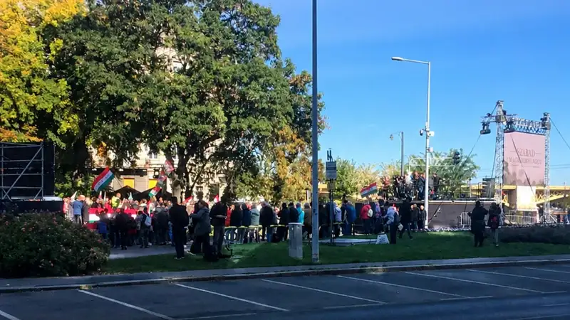 Botrány a fideszesek zászlós menetén, durva dologot tettek a tüntetők