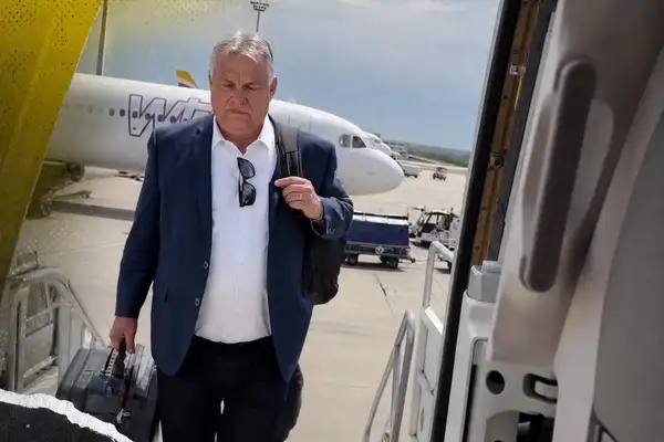 Extrán kínos dolog történt Orbánnal a fapados repülőn – egyetlen pillantásból országos mém lett
