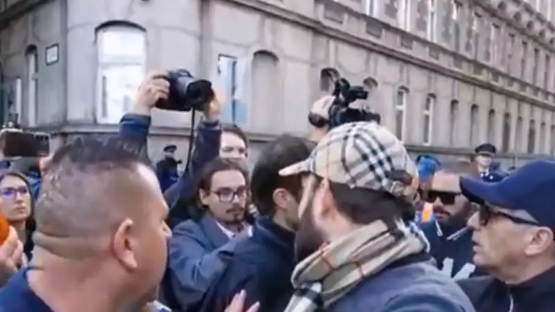 Újságírókat lökdöstek a Fideszes tüntetésen, azt hitték megúszhatják de lépett a rendőrség