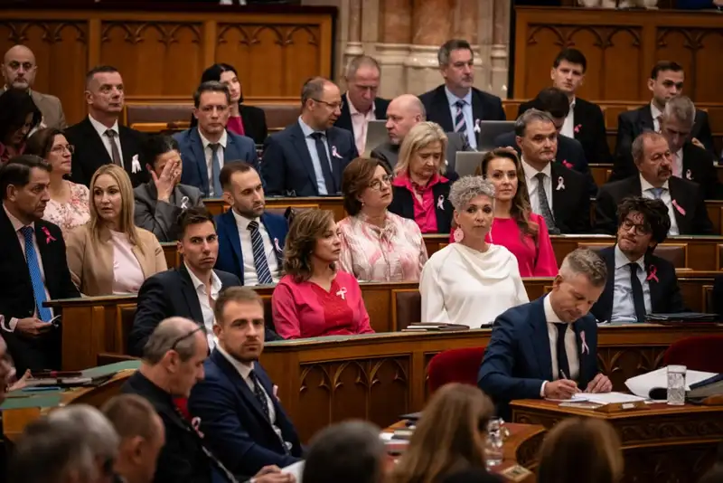 Furcsa dolgott vettek észre ma a Tisza képviselőkön a Parlamentben, kiderült mi az oka