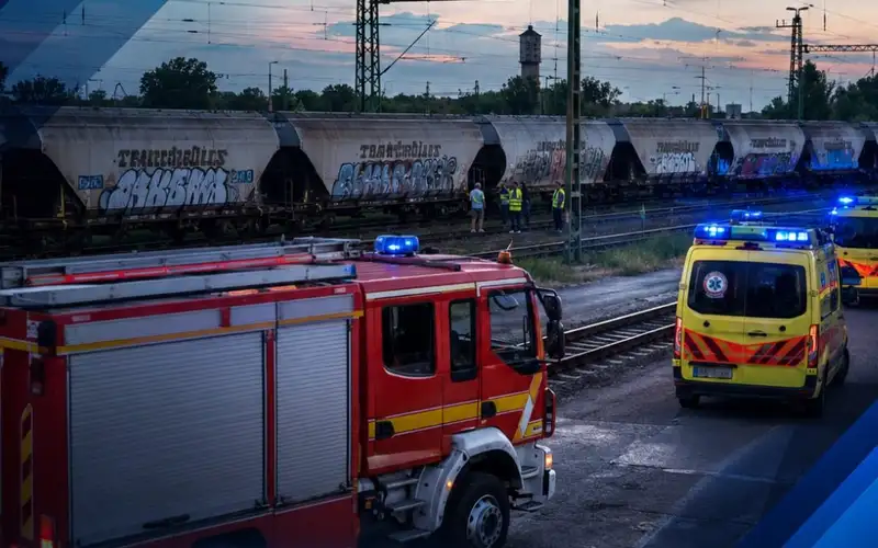Most érkezett: Két fiatal felmászott a vonatok tetejére Budapesten, a fiú meghalt, a lányt súlyos sérülésekkel vitték kórházba