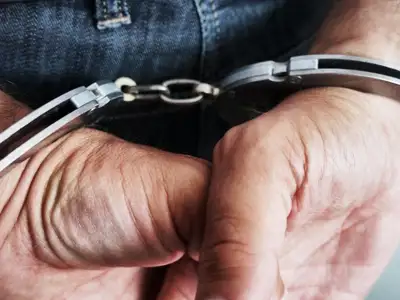 Rács mögött marad a volt fideszes polgármester, 102 milliós ügyet vizsgálnak