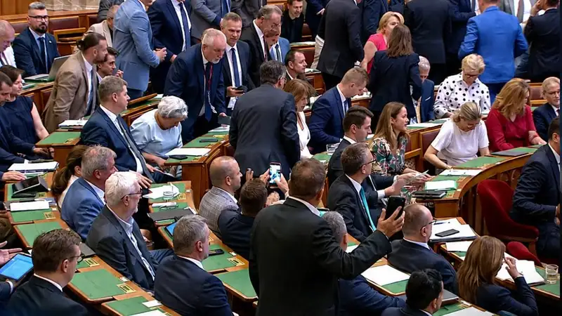 Újabb botrány a Parlamentben, egy képviselő olyat tett amire még nem volt példa