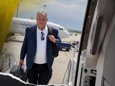 Extrán kínos dolog történt Orbánnal a fapados repülőn – egyetlen pillantásból országos mém lett