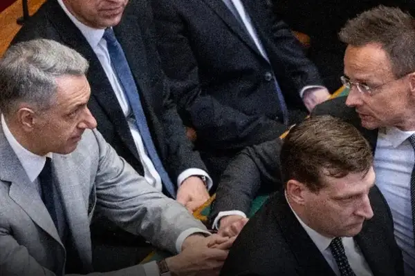 Megvonnák Lázár János, Kocsis Máté és Szijjártó Péter fizetését, mert nem járnak be az Országgyűlésbe